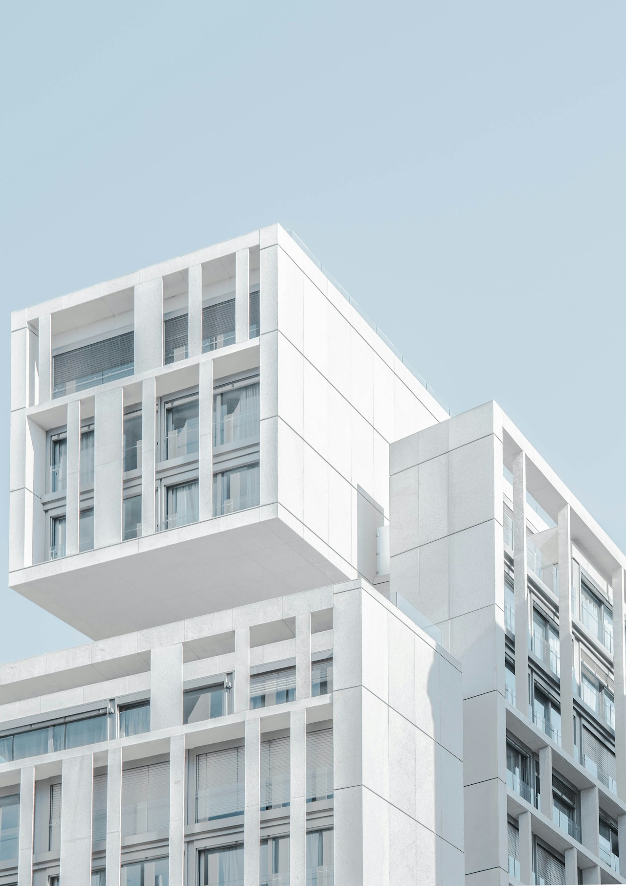 Perspectiva de un edificio de arquitectura contemporánea